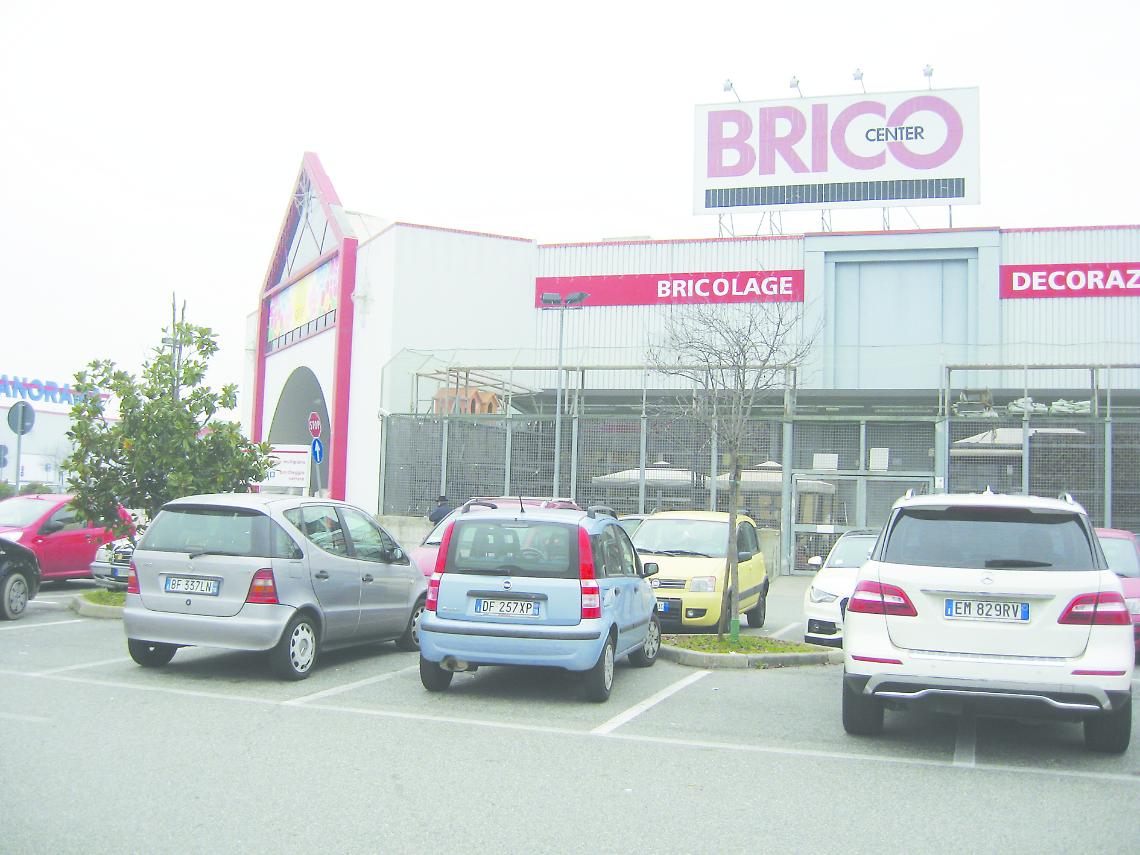 SETTIMO. Il Brico Center chiude, 26 persone a casa