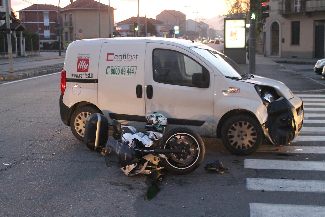 TORINO. Incidente in strada San Mauro, 25enne in ospedale