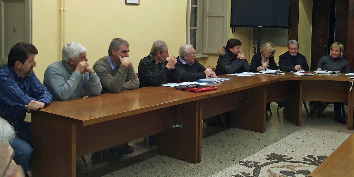 STRAMBINO. Non ci son soldi per la carta igienica...ma 3600 euro per una panchina