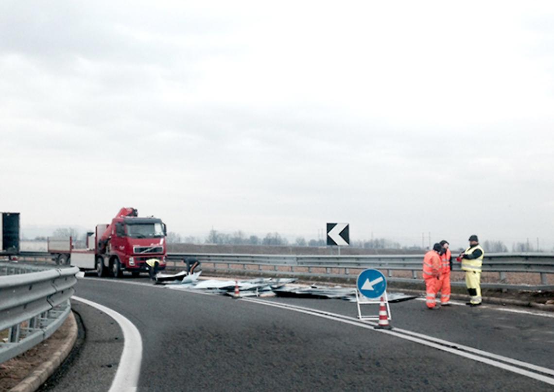CHIVASSO. Tir perde carico di ferro all'entrata dell'autostrada