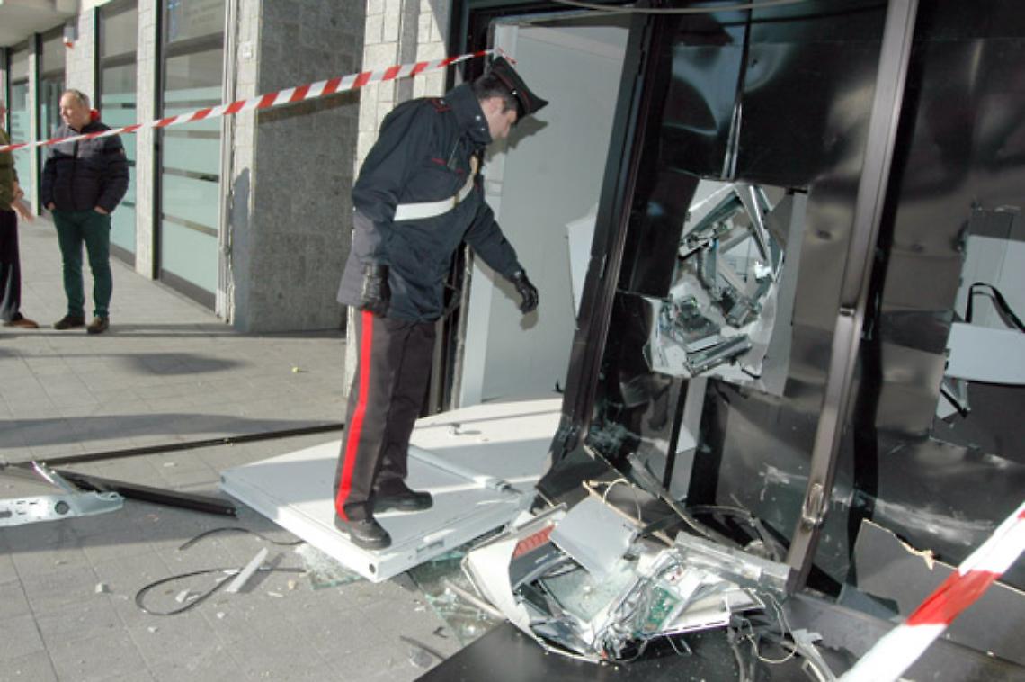 FONTANETTO PO. Sradicano bancomat, colpo da 14 mila euro