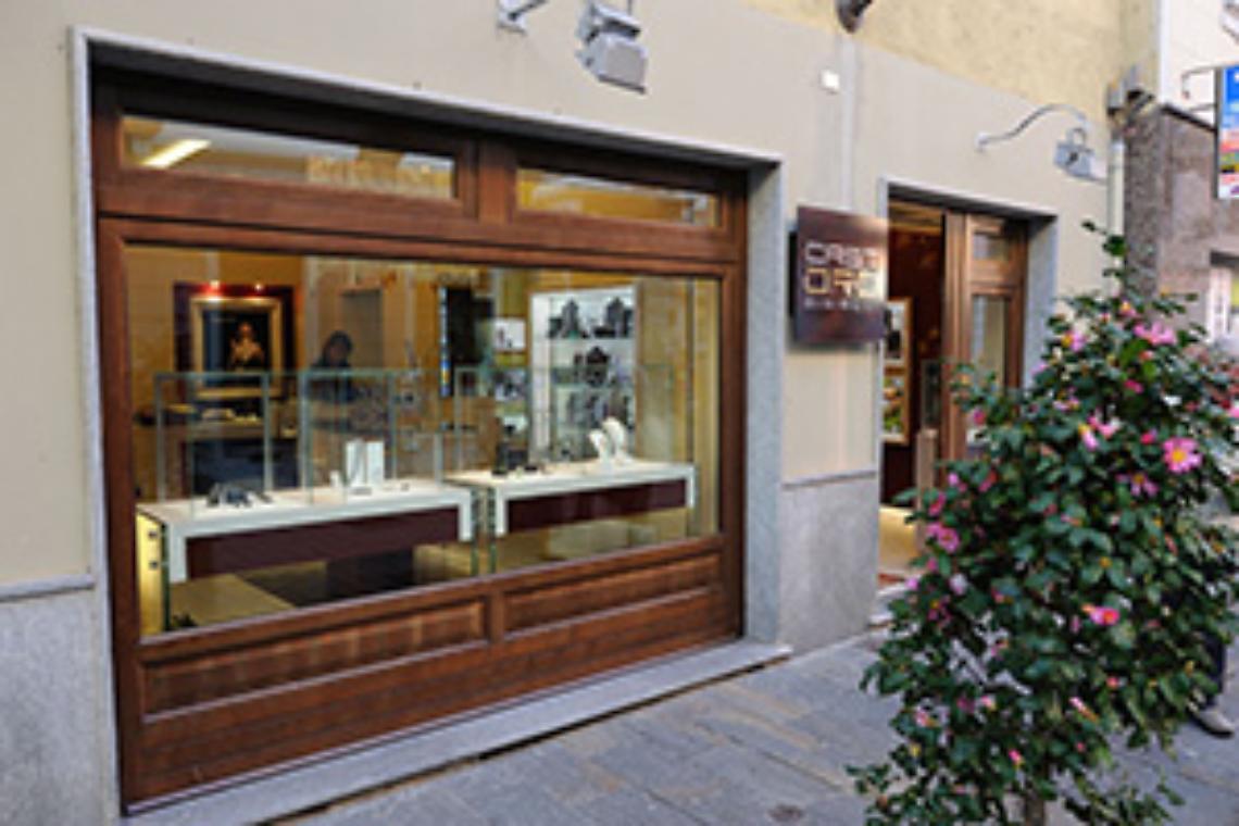 SETTIMO. Con due mazze sfondano la vetrina di una gioielleria in centro