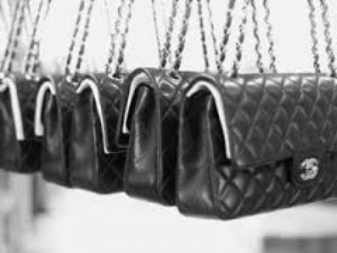 Furt de genţi şi pantofi Chanel