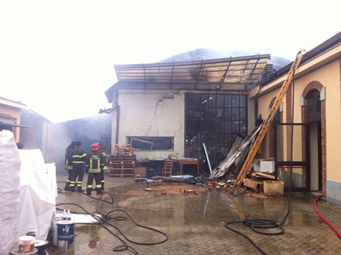 LEINI. Incendi: fiamme in capannone industriale, vvf in azione