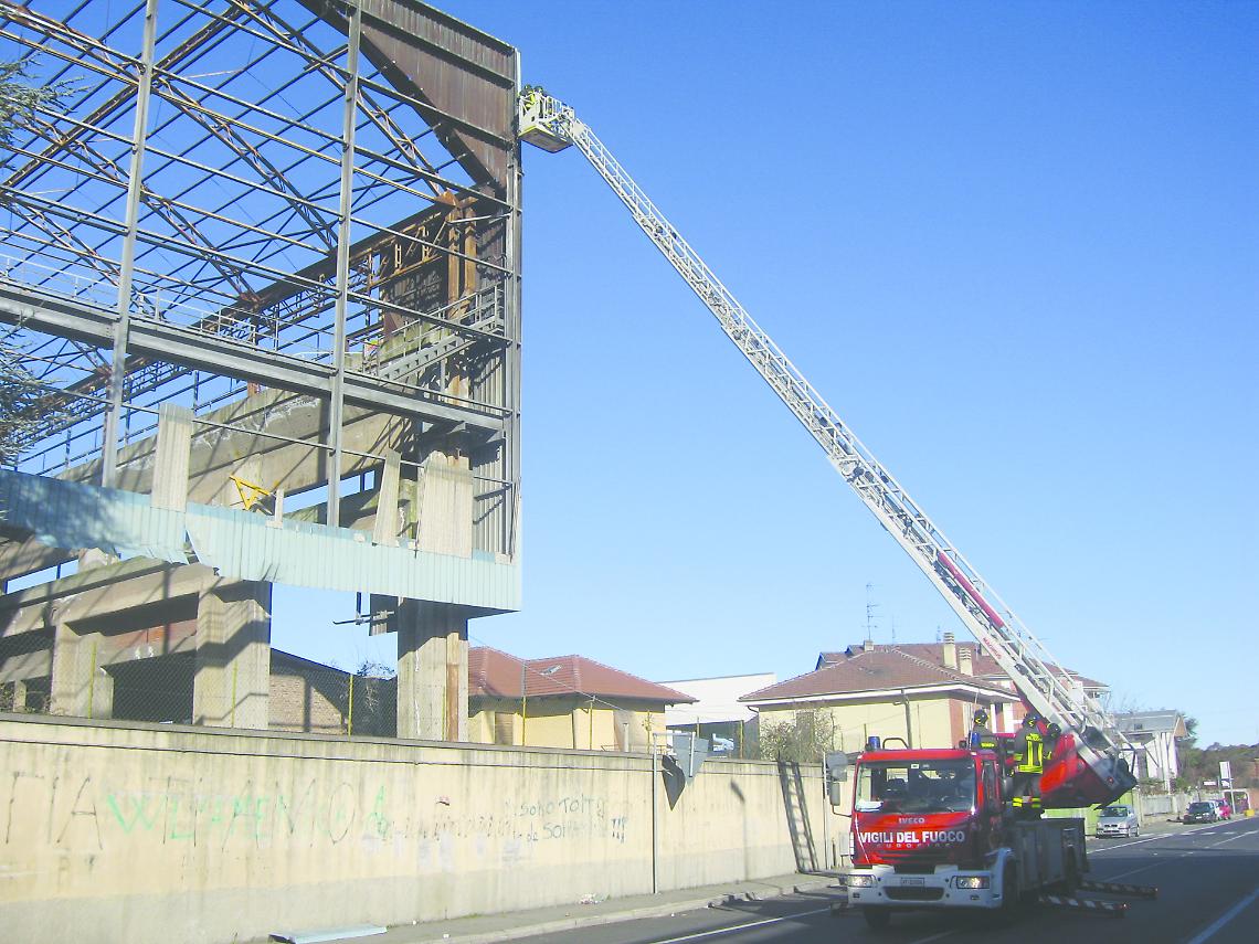 SETTIMO. Il vento stacca pezzi di lamiera dalla Lucchini, intervengono i pompieri