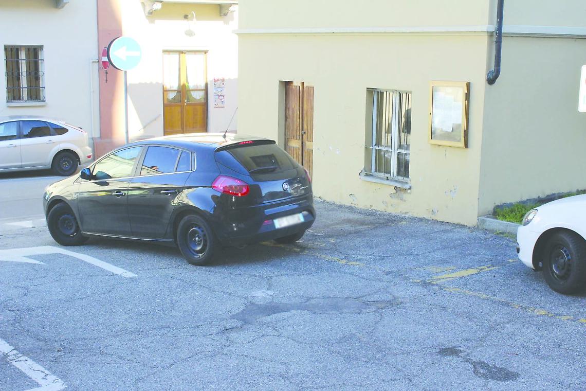 LEINI. Il vicesindaco (quello nuovo) parcheggia nel posto dei disabili