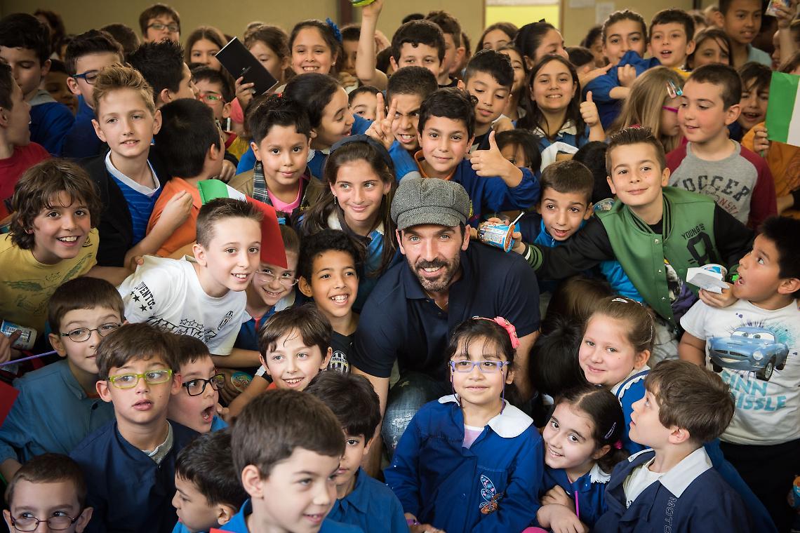 TORINO. Buffon con gli allievi della Cesare Battisti