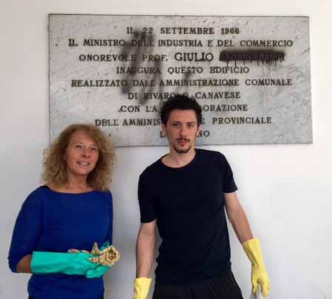 RIVAROLO. Ripulita la targa imbrattata dai vandali all'Istituto Aldo Moro