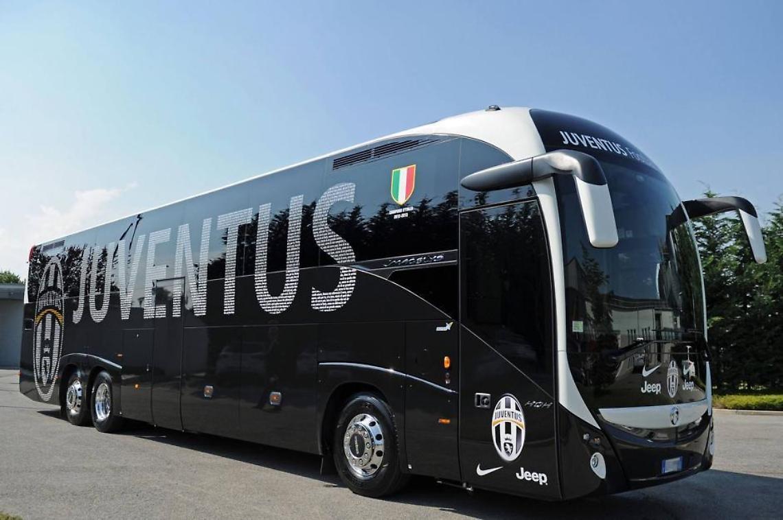 CALCIO. Lancio oggetti contro pullman Juve, due fermati