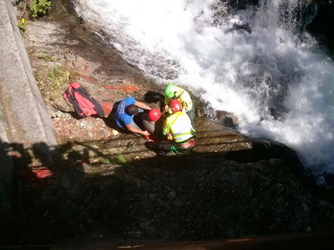 RIBORDONE. Pescatore scivola in torrente, salvato dal Soccorso Alpino