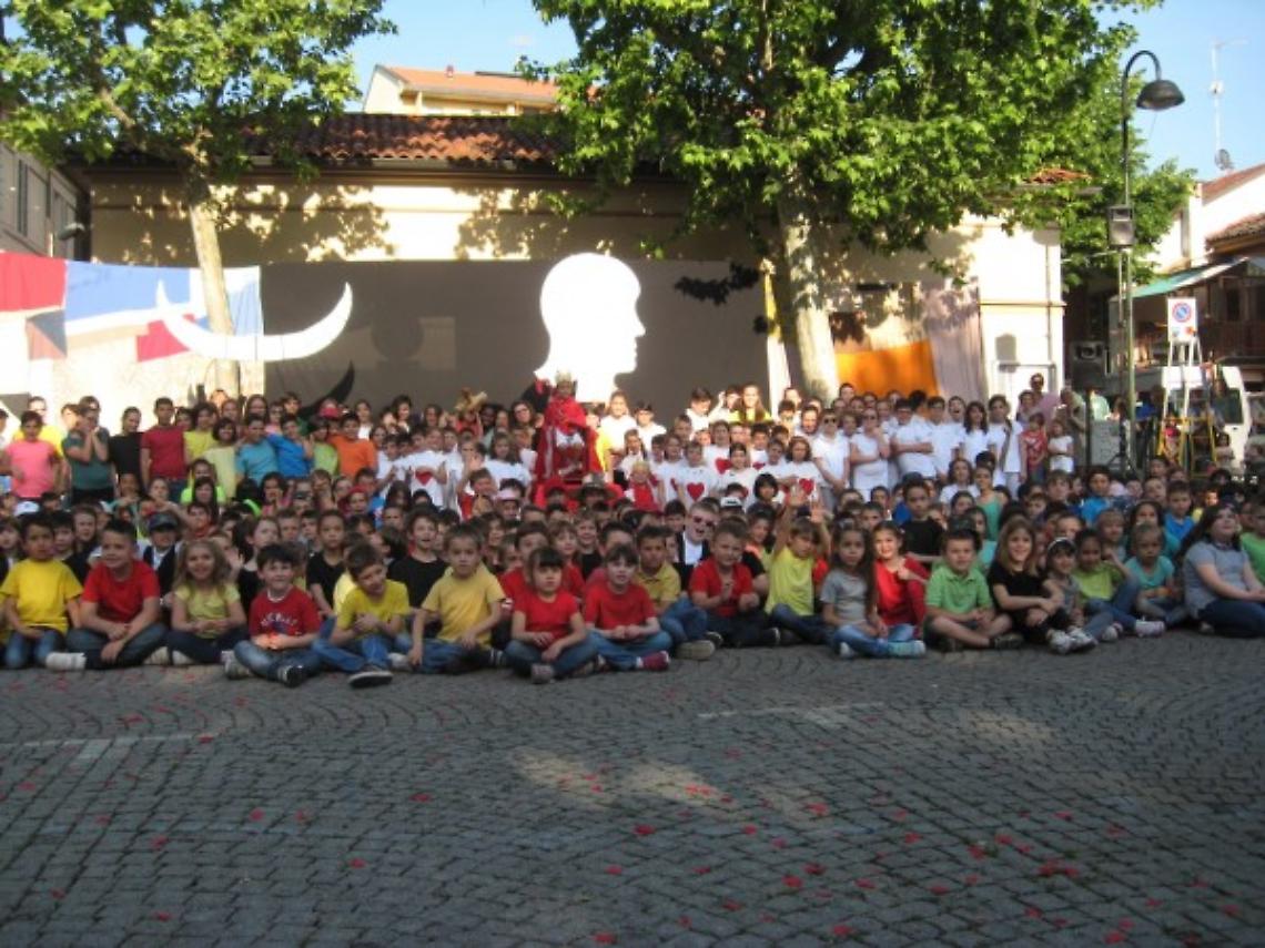 BRANDIZZO. “Tuttinpiazza” con Alice e gli studenti