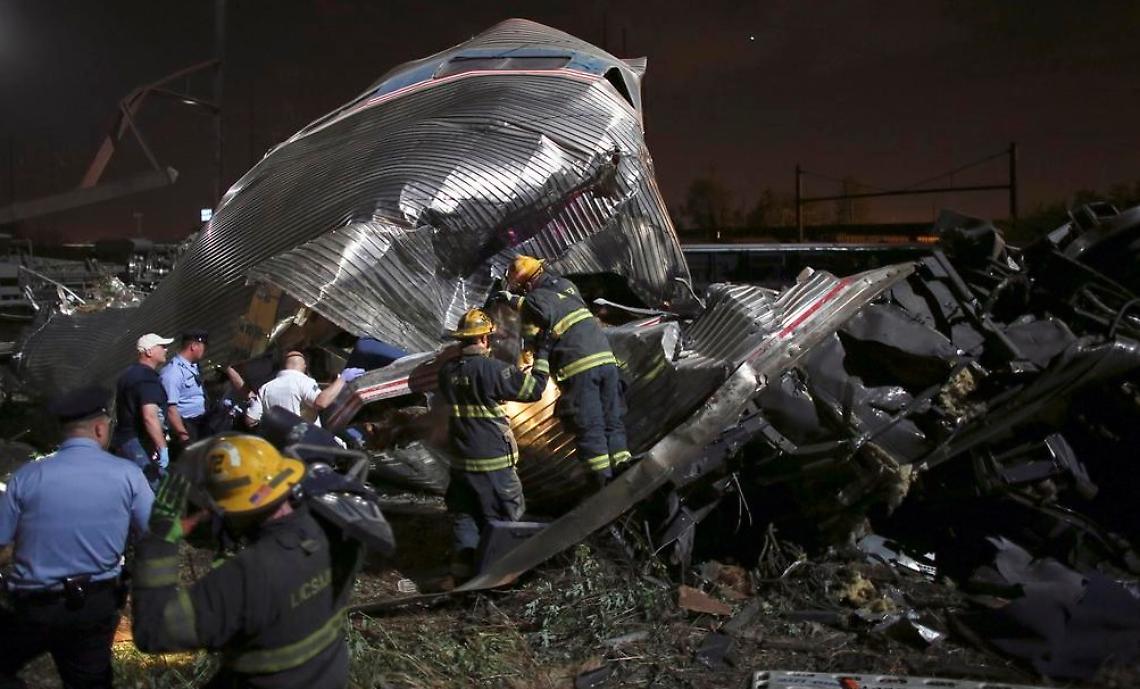 NEW YORK. Treno deragliato negli Usa, 7 morti, 200 feriti. C'è anche un italiano