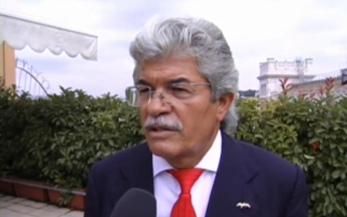 MILANO. Senatore Razzi attira l'attenzione tra i padiglioni dell'Expo