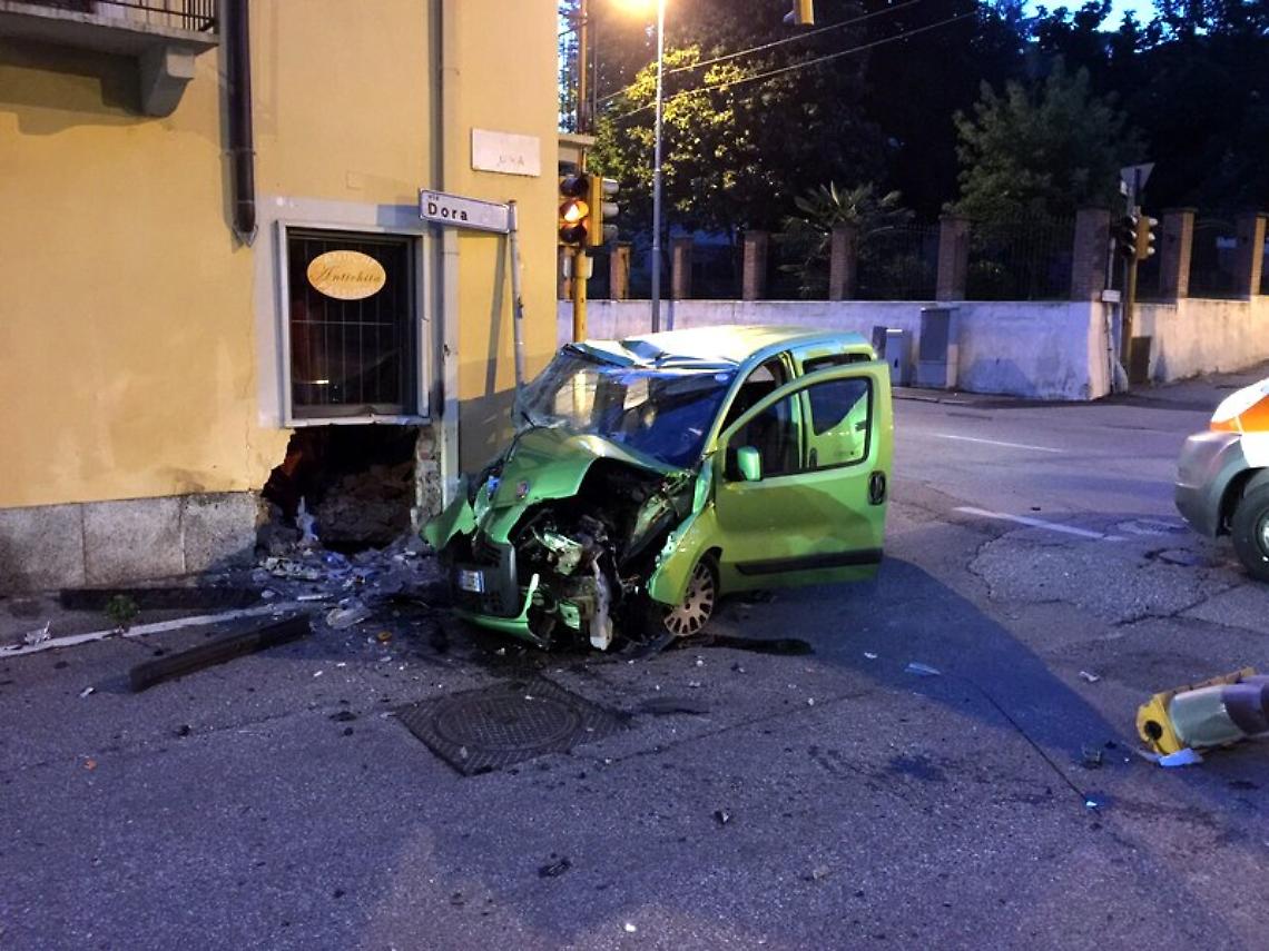 SAN MAURO. Grave incidente a Sant'Anna, auto contro un negozio