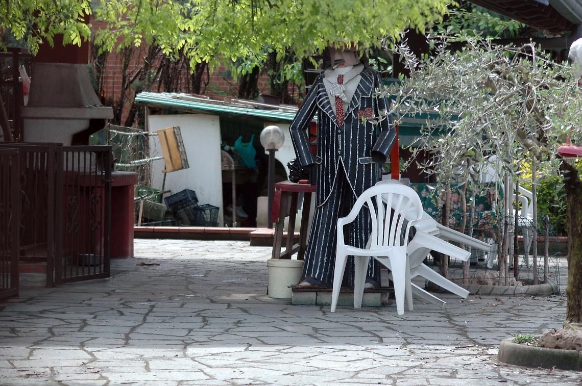 Il cortile della villa confiscata di Rocco Schirripa