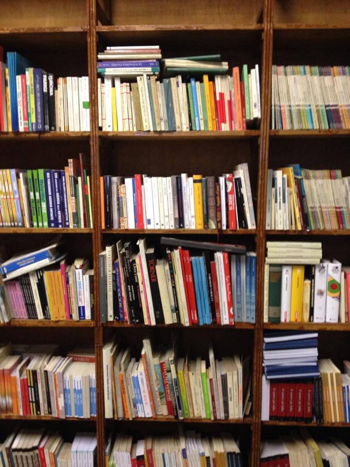 TORINO. Dopo l'appello. In centinaia davanti alla porta della libreria Paravia