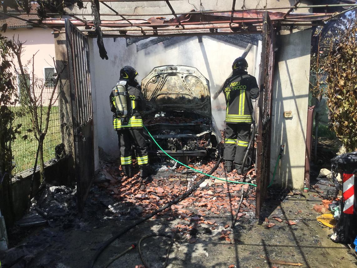 MONTANARO. Mette in moto l'auto e scoppia l'incendio