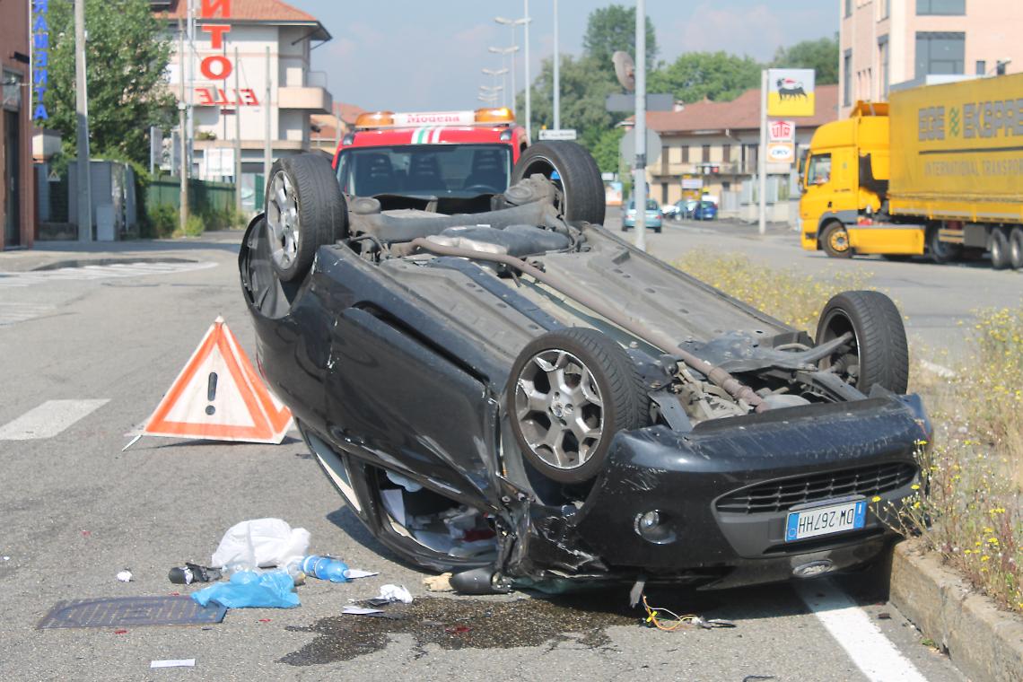 SAN MAURO. Auto si ribalta in strada San Mauro