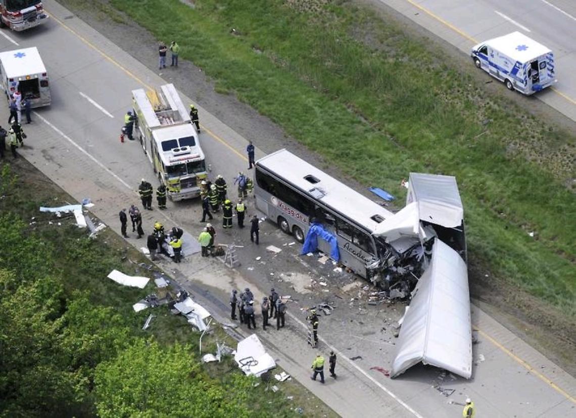 NEW YORK. Bus travolto da un tir: identificate le vittime. Ancora 4 gravi