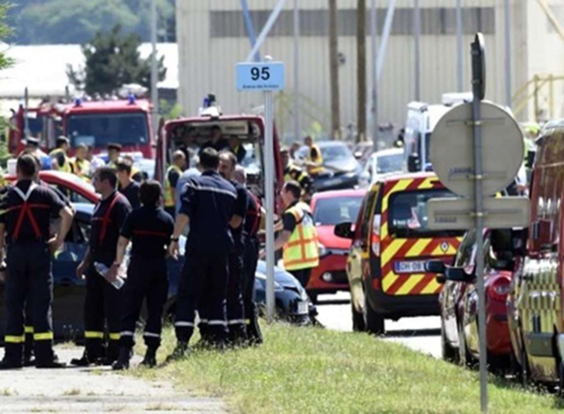 LIONE. Attentato alla centrale del gas. Un morto decapitato. Preso terrorista