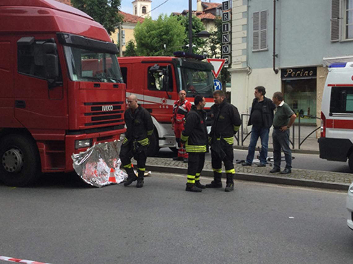 RIVAROLO. Stava pedalando sulla sua bicicletta quando è stata travolta e uccisa da un tir