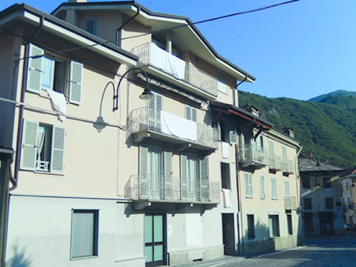 PONT CANAVESE. La protesta del lenzuolo