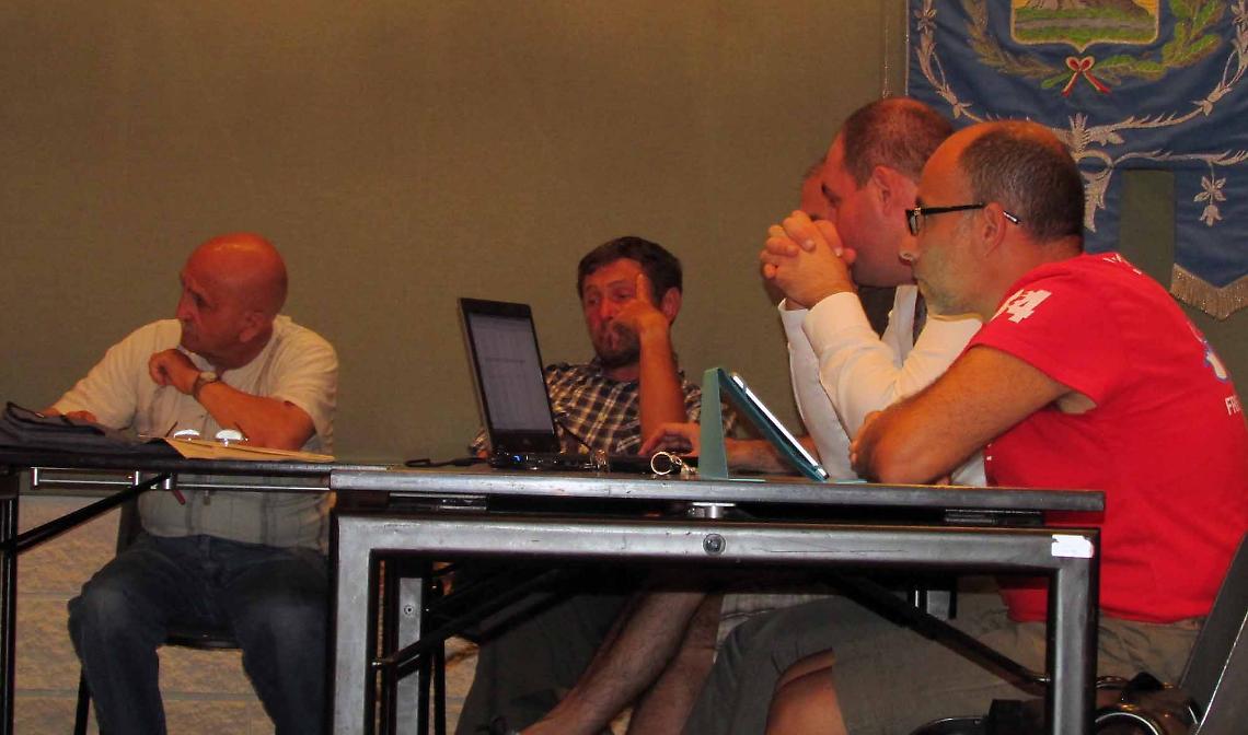 BANCHETTE . Polemica sul regolamento "non volete collaborare"