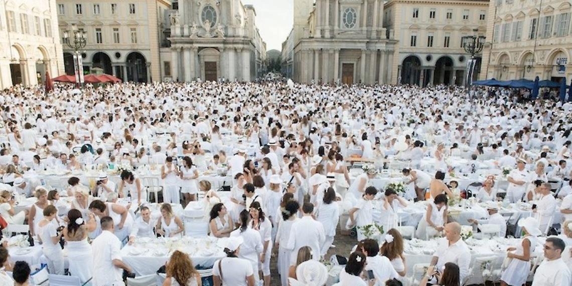 Cena in bianco sotto le stelle