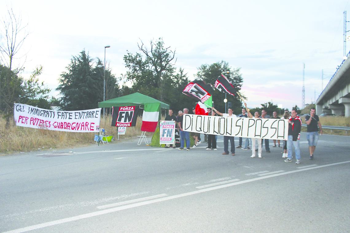 SETTIMO. Presidio Forza Nuova al Fenoglio "Basta profughi"