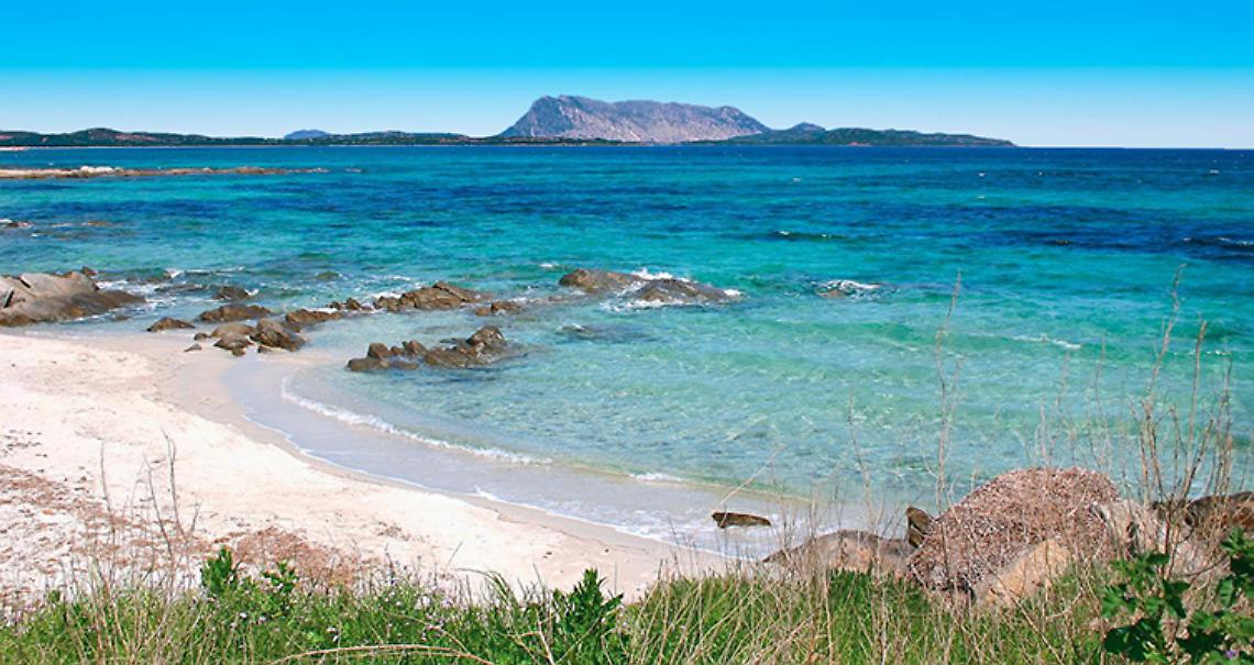 OLBIA. Turista fa bagno a Budoni e annega per un malore