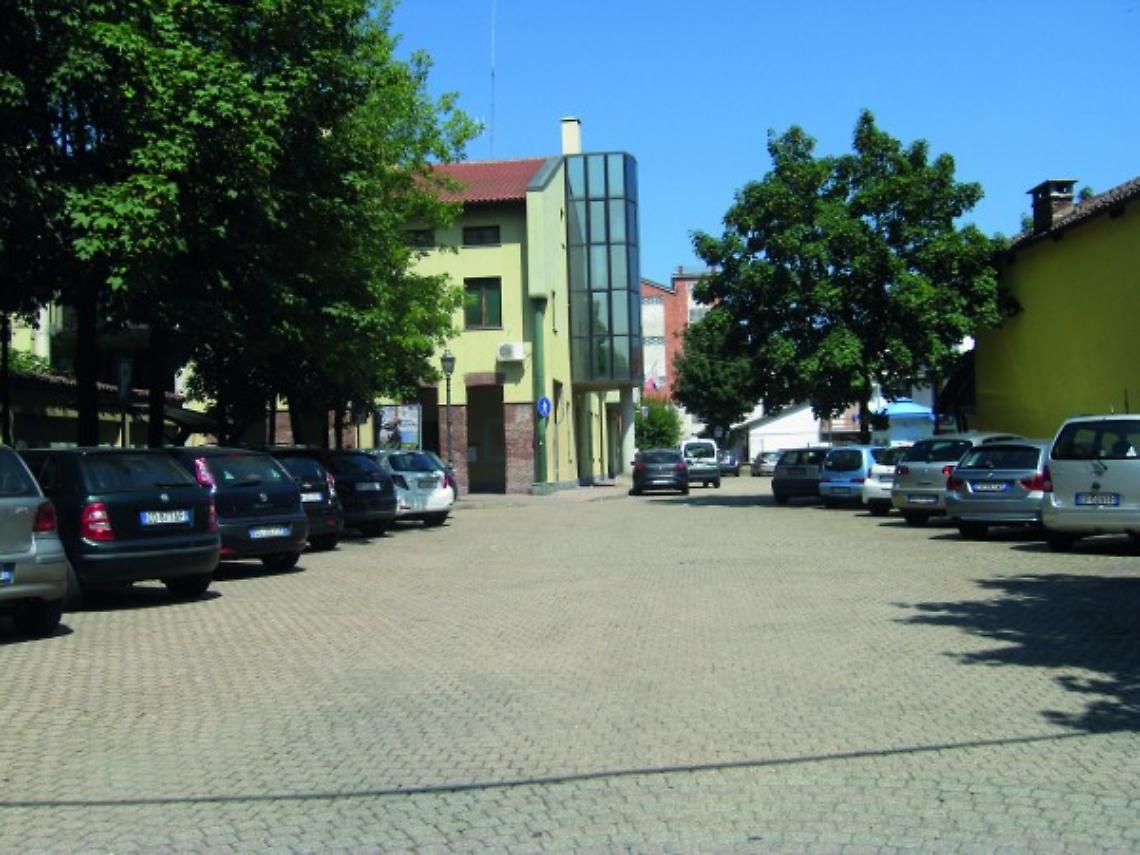 BRANDIZZO. Vive nell’auto in piazza Carlo Ala