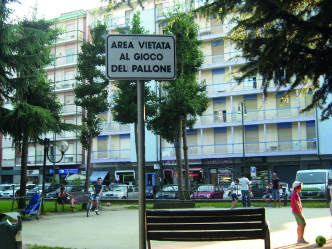 CHIVASSO. Se al parco il pallone è vietato