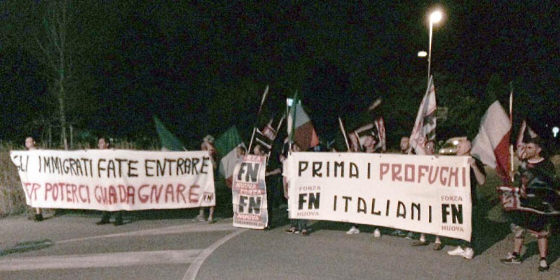SETTIMO TORINESE. Forza Nuova protesta di fronte al centro Fenoglio