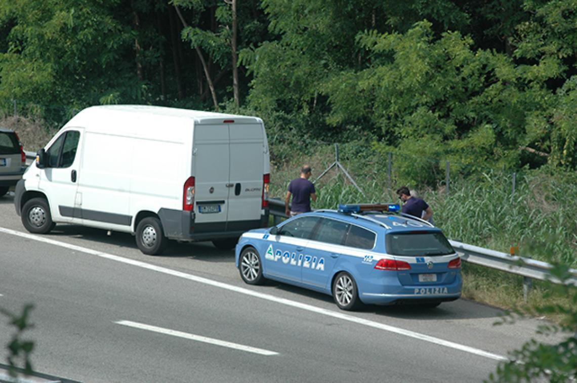 PAVONE CANAVESE. Autotrasportatore legato e incappucciato in rapina su A5