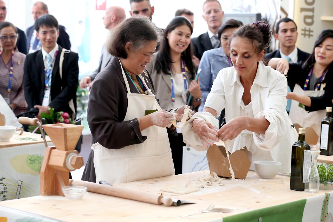 MILANO. La principessa della Thailandia a Expo fa le tagliatelle