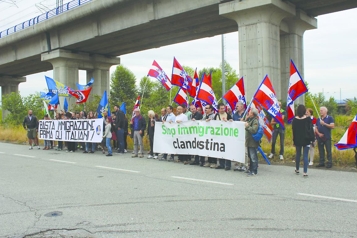 SETTIMO. La Lega protesta contro i profughi, la sinistra "antifascista" risponde con un corteo