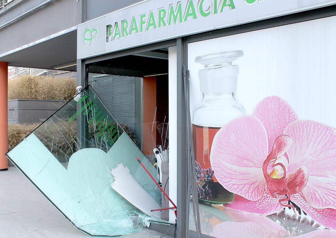 SAN MAURO. Furto con spaccata alla parafarmacia di via Aosta