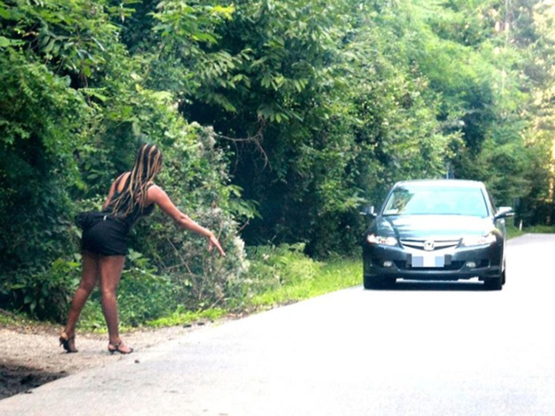 SAN MARTINO. Beccato con prostituta. 500 euro di multa. Protesta in Municipio