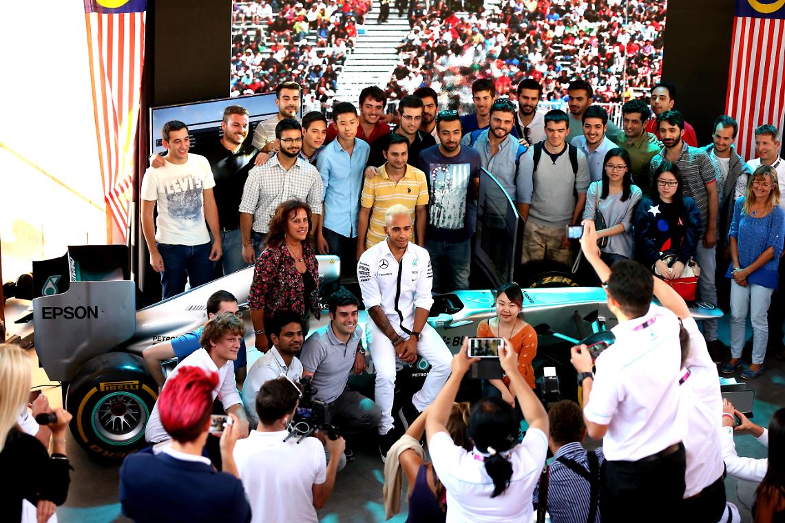 MILANO. Hamilton a Expo. "Great". "Amo pizza e gelato"