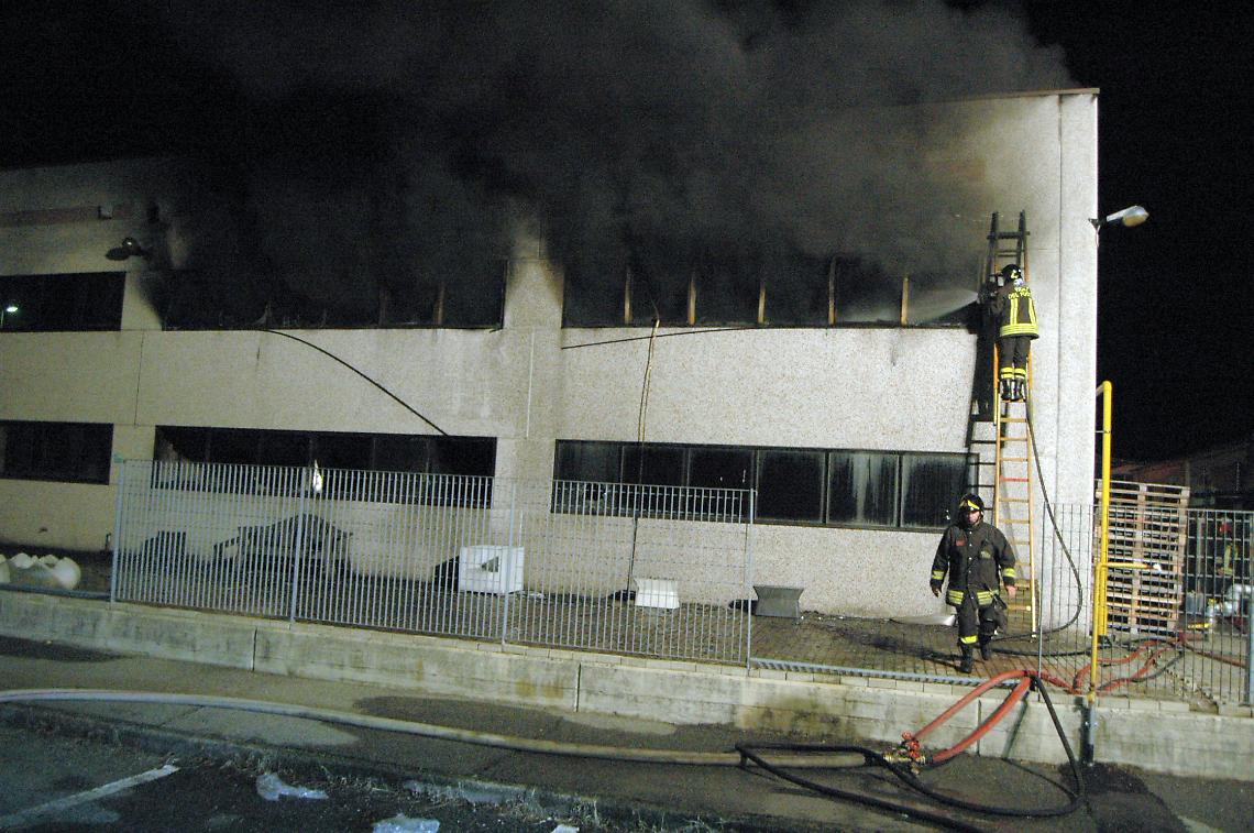 RONDISSONE. Incendio alla Roto-Paint che tratta materie plastiche