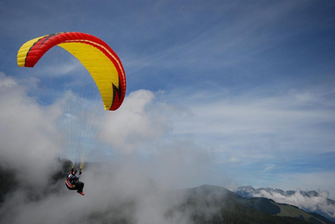BROSSO. Parapendista resta appeso ad albero, salvato in Valchiusella