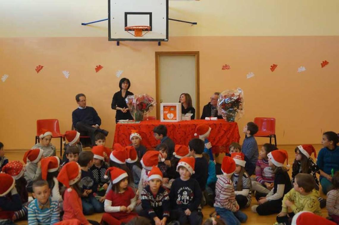 CUCEGLIO. Avis ha donato un defibrillatore alla scuola