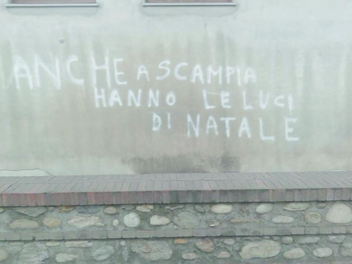 OGLIANICO. “Anche a Scampia hanno le luminarie”