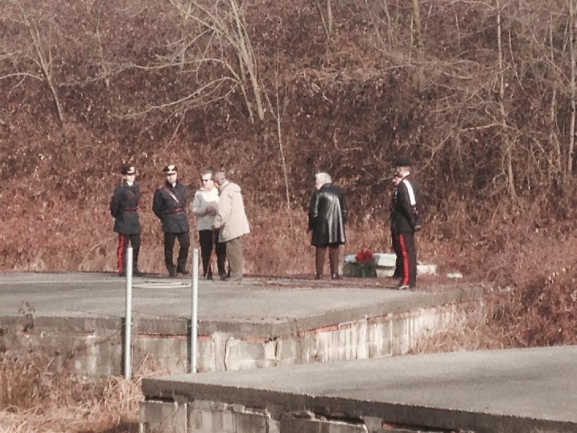 RIVARA. Omicidio Rosboch, la madre porta i fiori sul pozzo dove venne gettatavla figlia