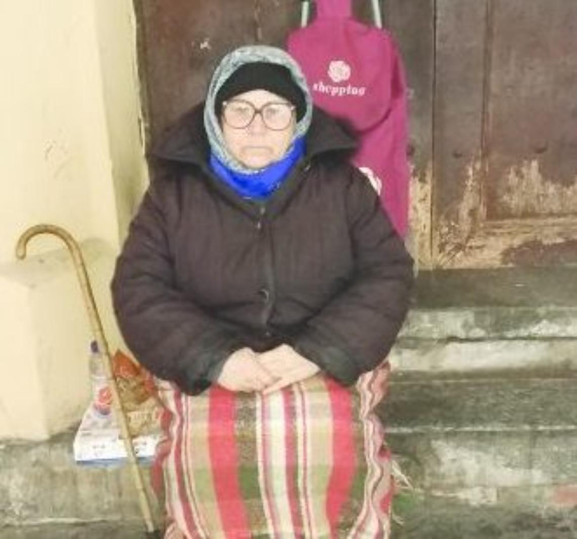 CHIVASSO. Sotto i portici l'appello di nonna Gina: "Voglio tornare in Romania"
