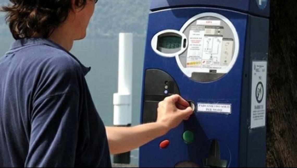 TORINO. Parcometri bloccati dalla colla per rubare le monete