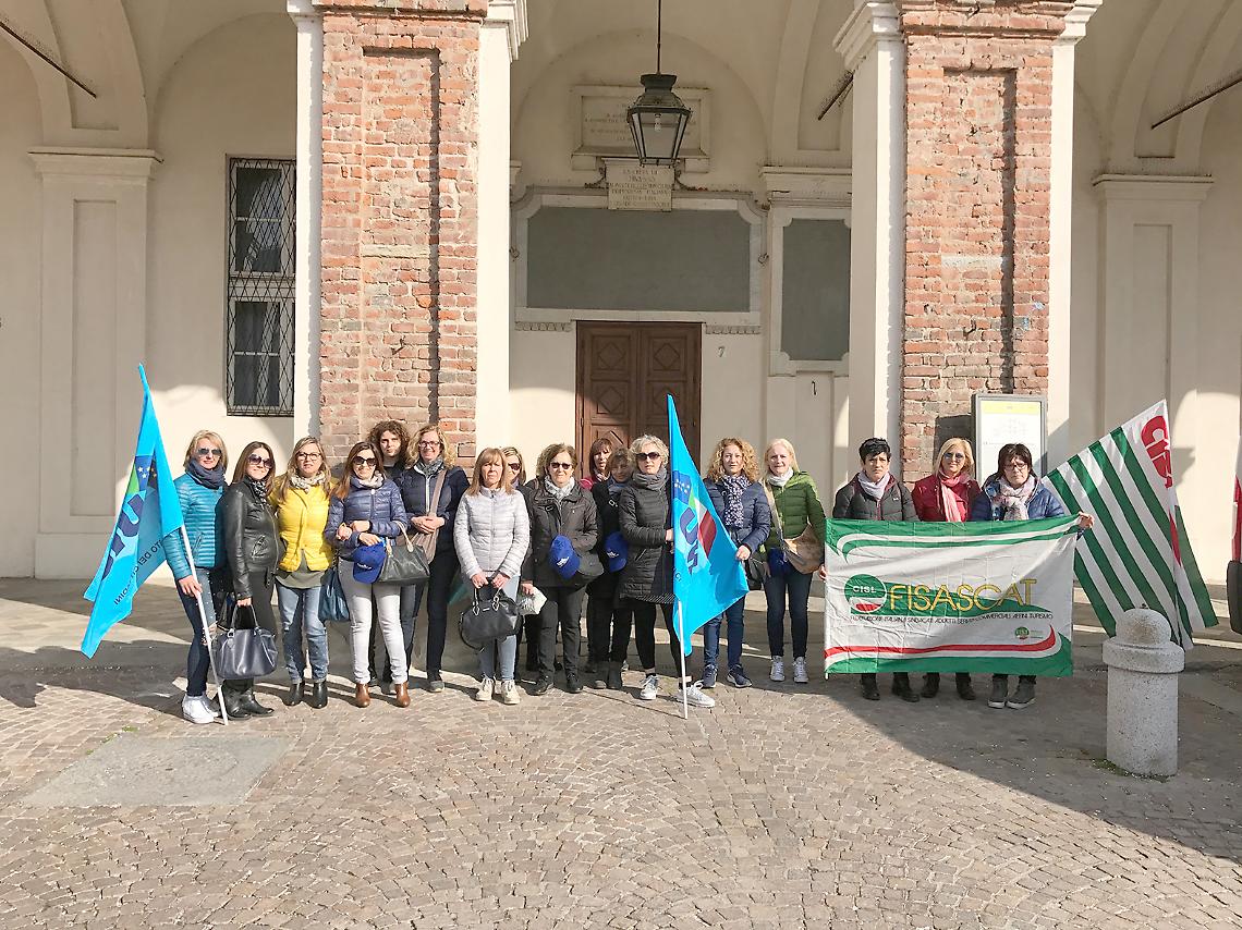 CHIVASSO. Continua la protesta delle dipendenti del centro cottura
