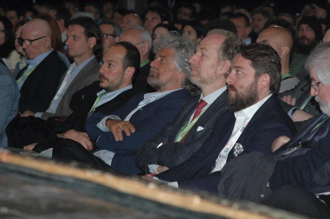 IVREA. M5S: Grillo dribbla cronisti, parlate con Casaleggio