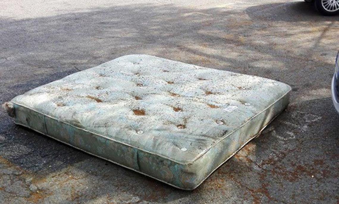 VENARIA. Un materasso a terra in piazza De Gasperi