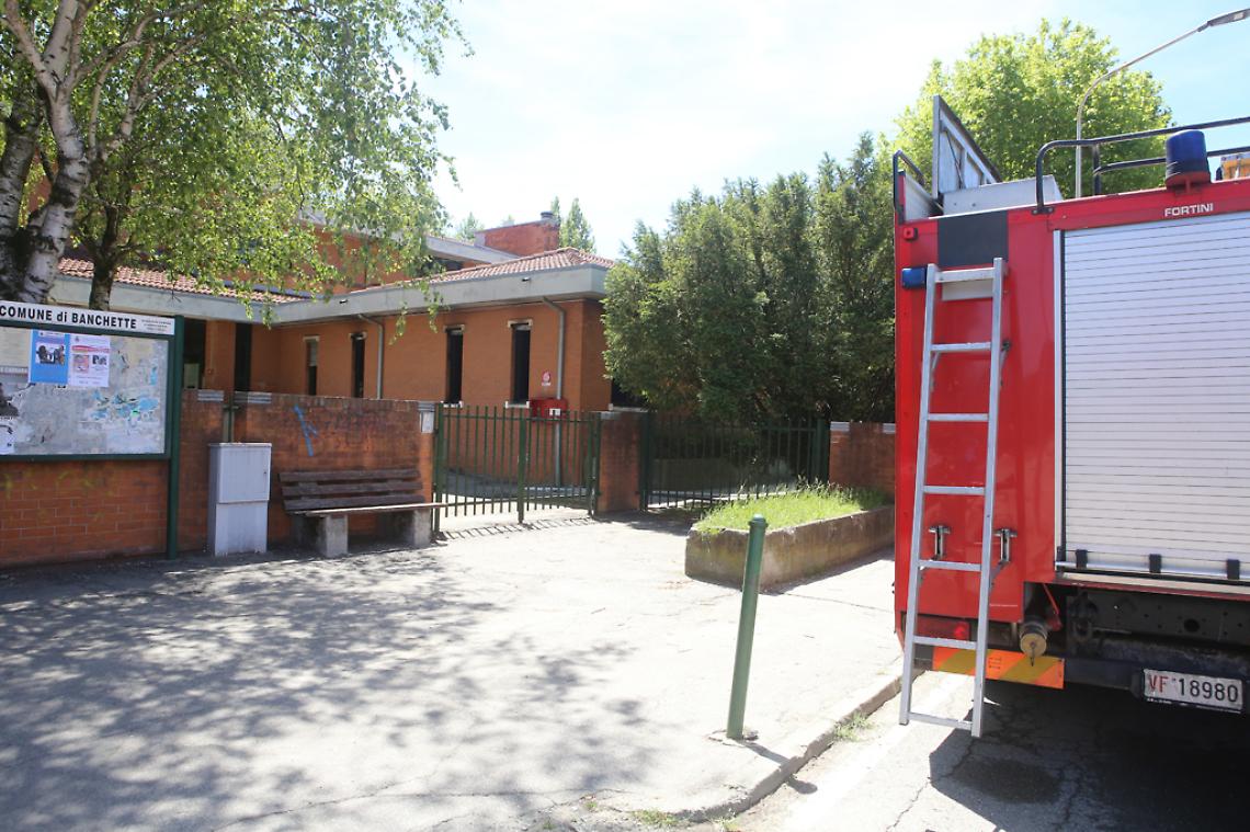 BANCHETTE.  Telecamere e antifurto per la scuola incendiata